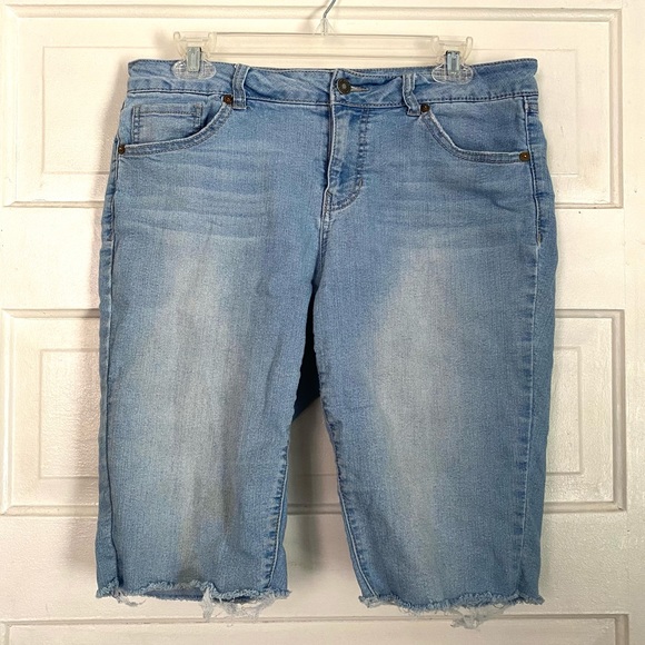 Artisan Ny Pants - Light Wash Bermuda Cut-Offs